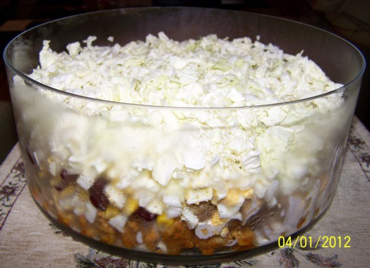 Sałatka warstwowa z mięsem i pieczarkami