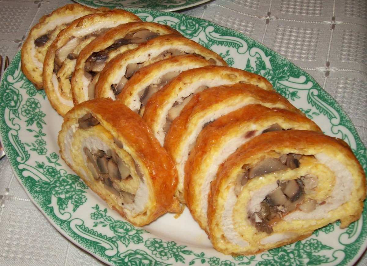 Rolada serowa z pieczarkami i piersią kurczaka