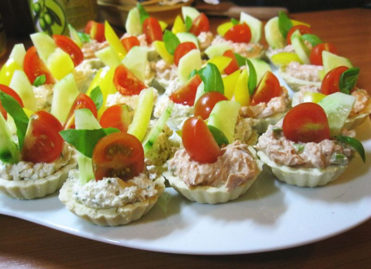 Czosnkowo-ziołowe babeczki z pastą drobiową i tuńczykową