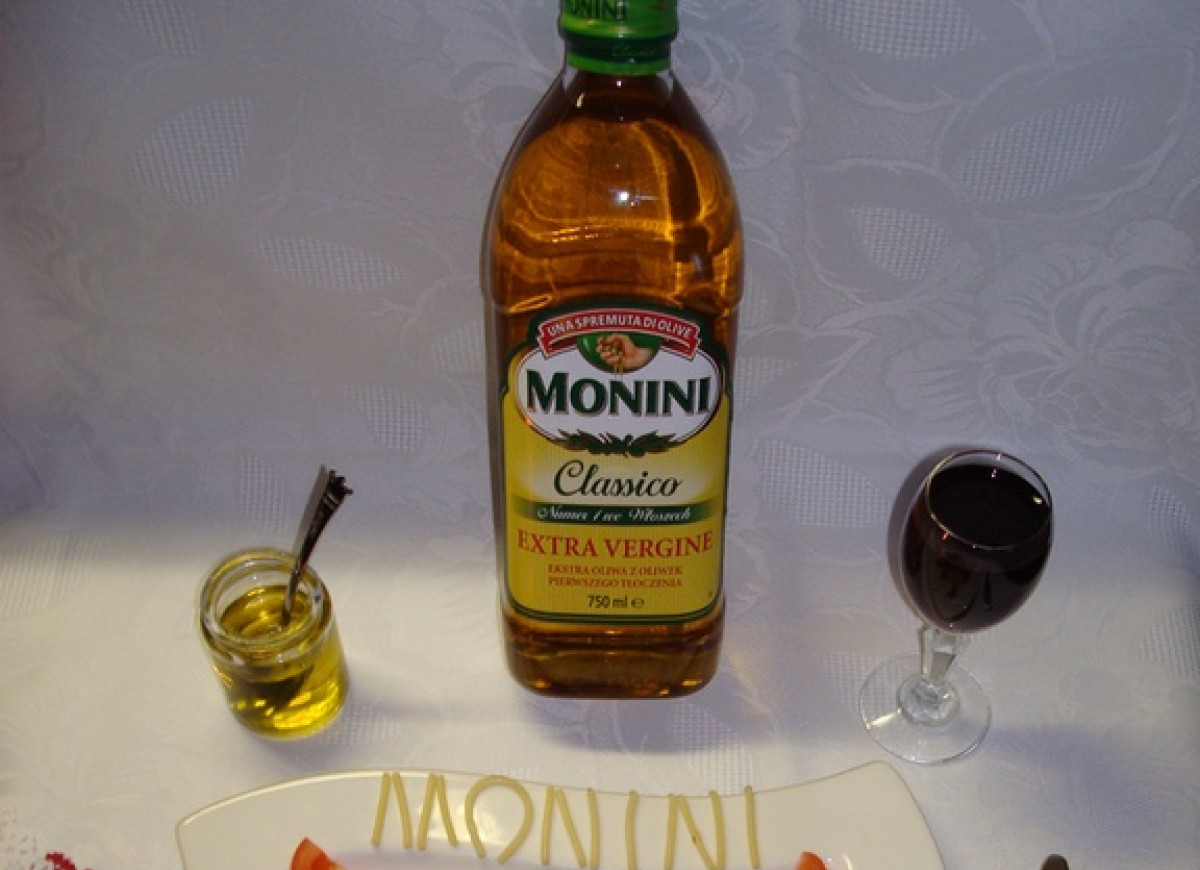 Spaghetti z podsmażaną kiełbaską i sosem pomidorowym