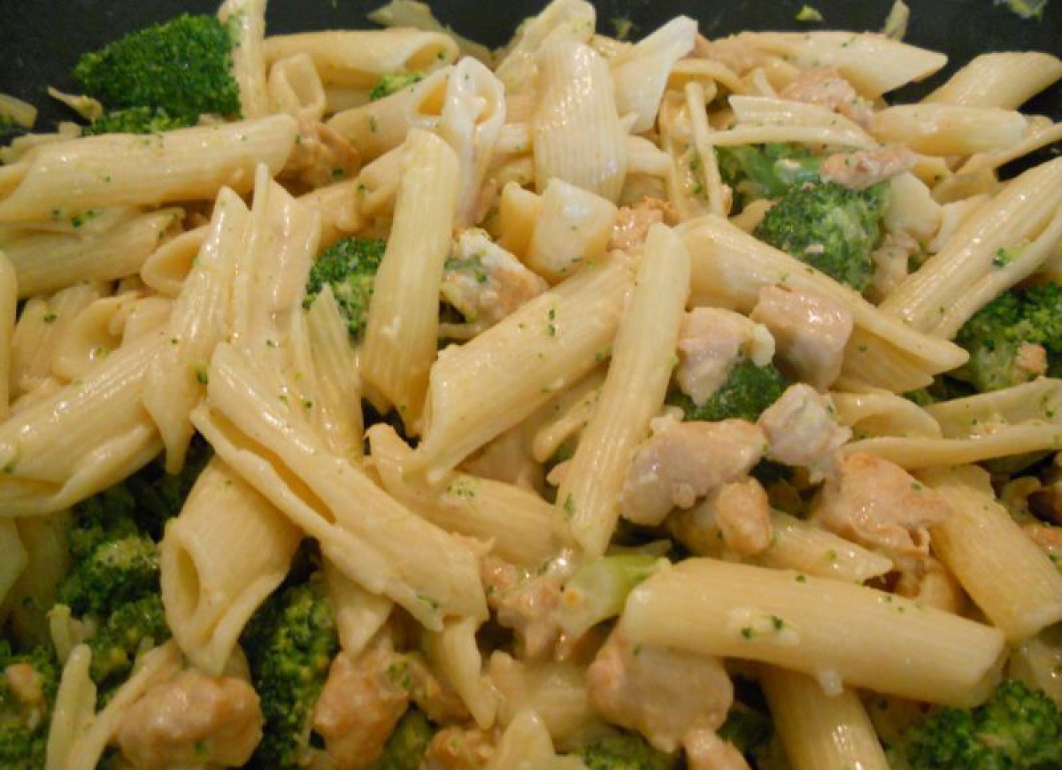 Makaron penne z brokułami w sosie śmietanowym