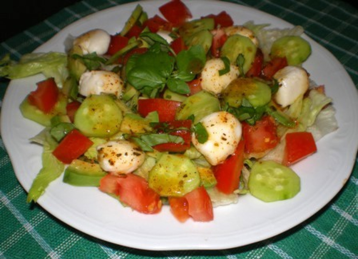 Sałatka z mozarellą, ogórkami i pomidorem
