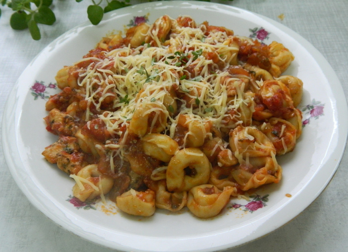 Tortellini z sosem Marinara i kurczakiem