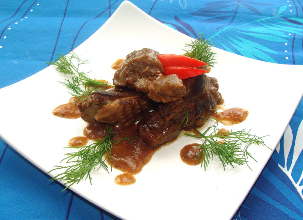 Udziec z indyka duszony w winie