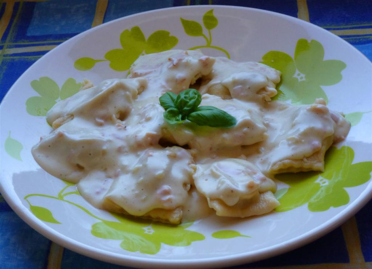 Ravioli pieczarkowe w sosie serowym z szynką i cebulą