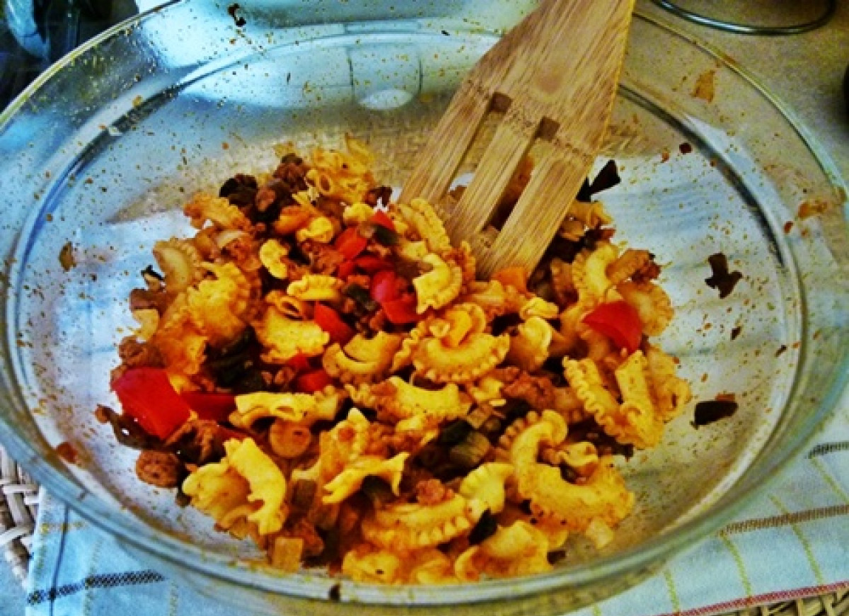 Danie z makaronem, papryką, pieczarkami i mięsem mielonym