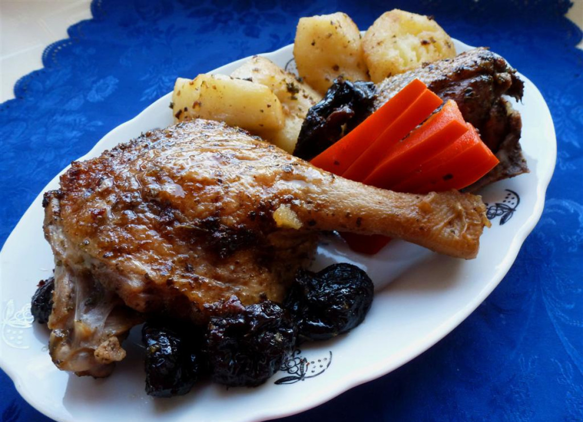 Kaczka duszona z owocami