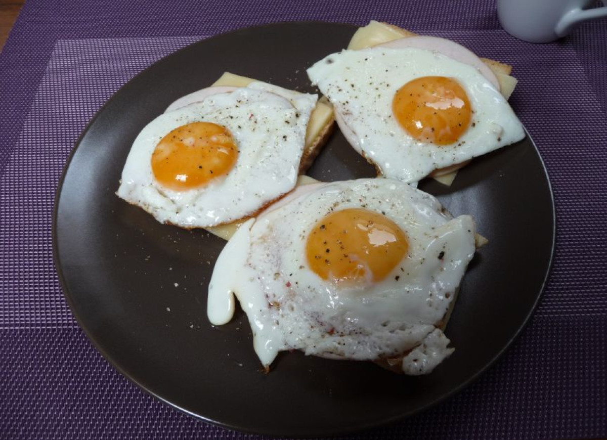 Tosty z jajkiem sadzonym, szynką i serem