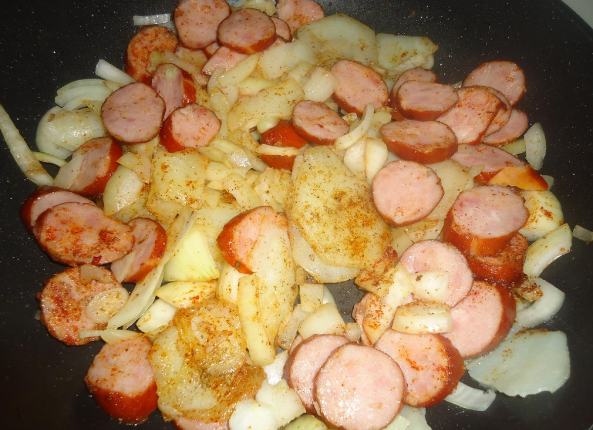 Aromatyczne smażone ziemniaki z kiełabsą , czosnkiem i cebulką