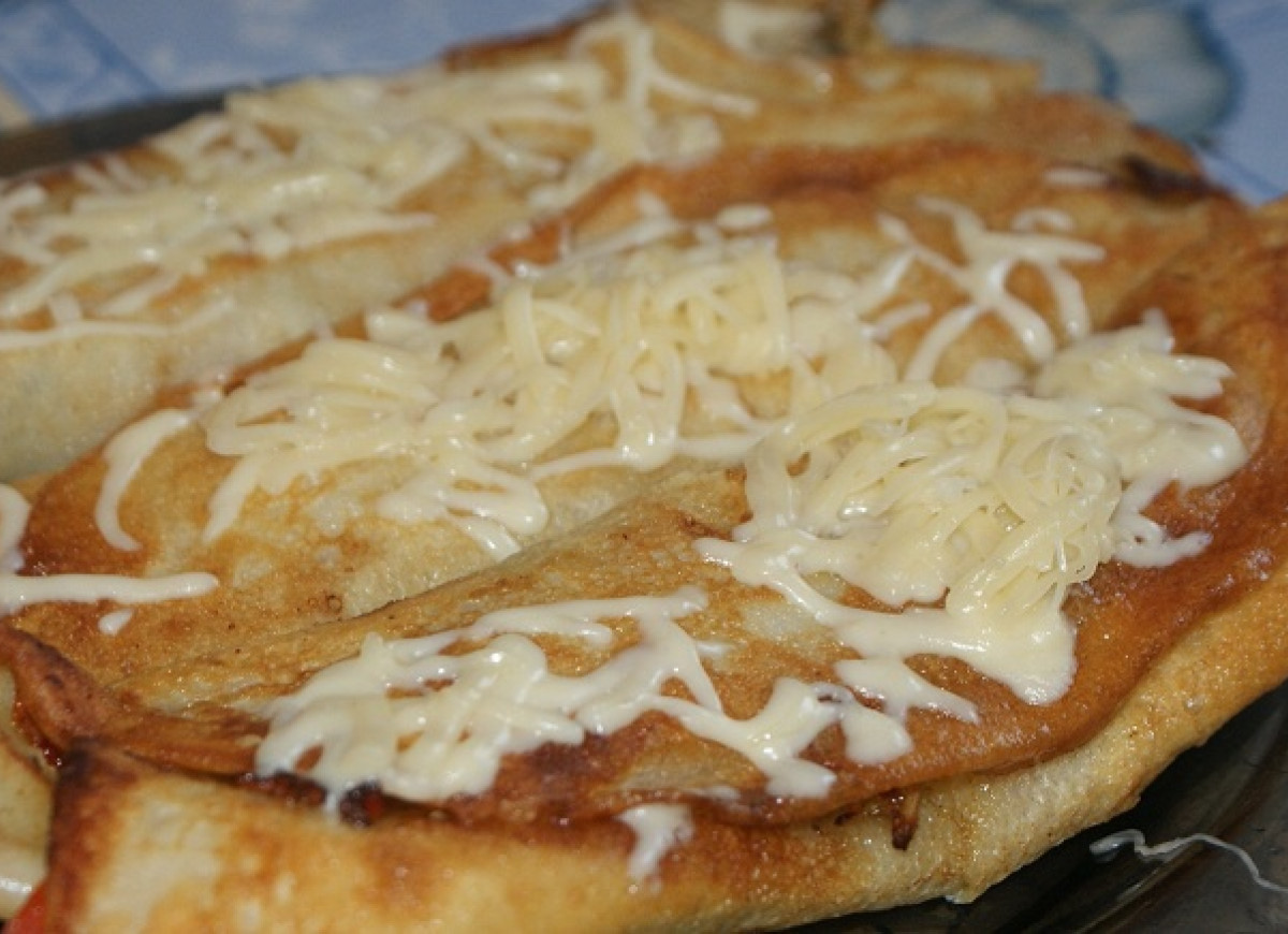 Naleśniki z chińszczyzną polane sosem czosnkowym