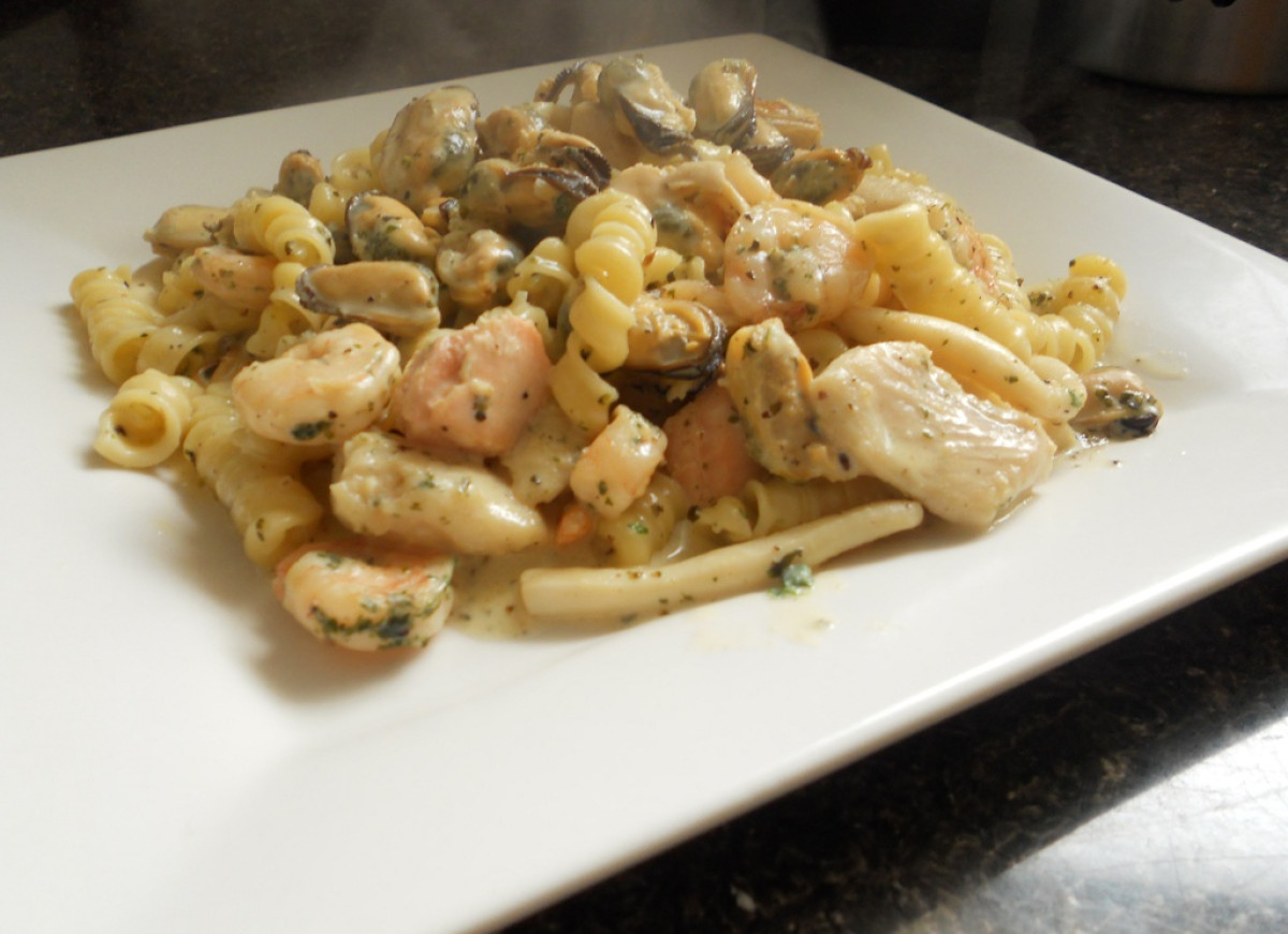 Owoce morza w sosie smietankowym z makaronem