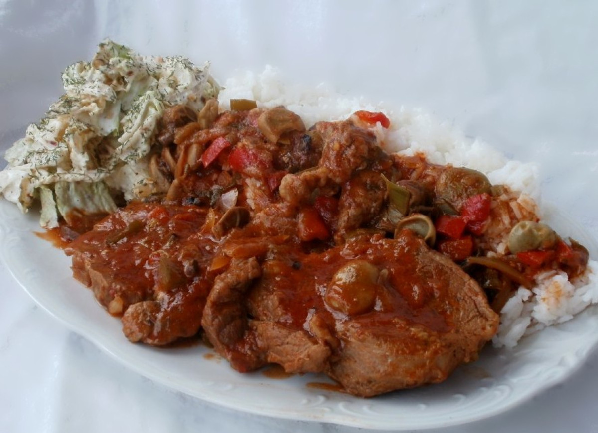 Duszona karkówka z warzywami