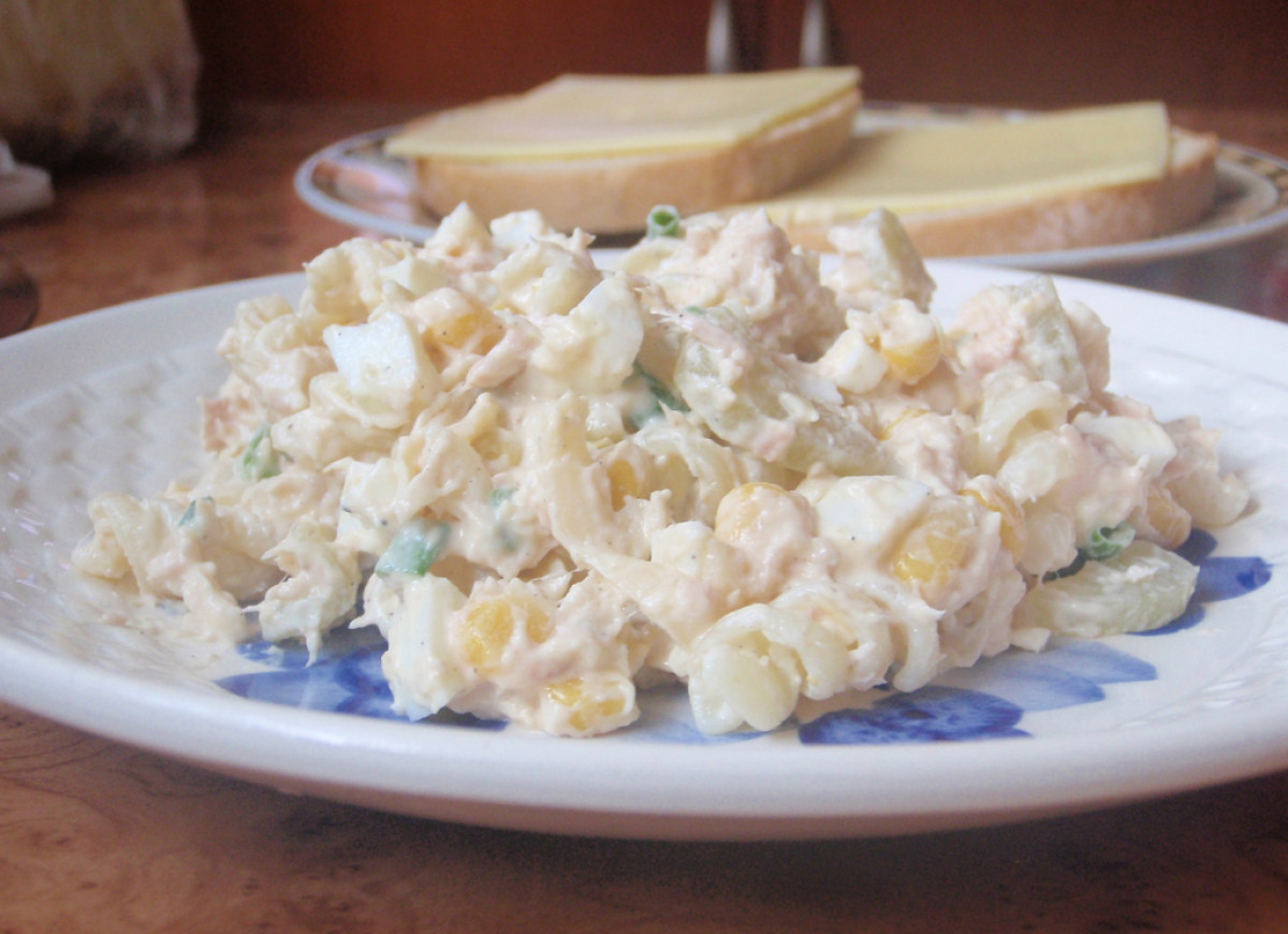 Sałatka z tuńczykiem i makaronem