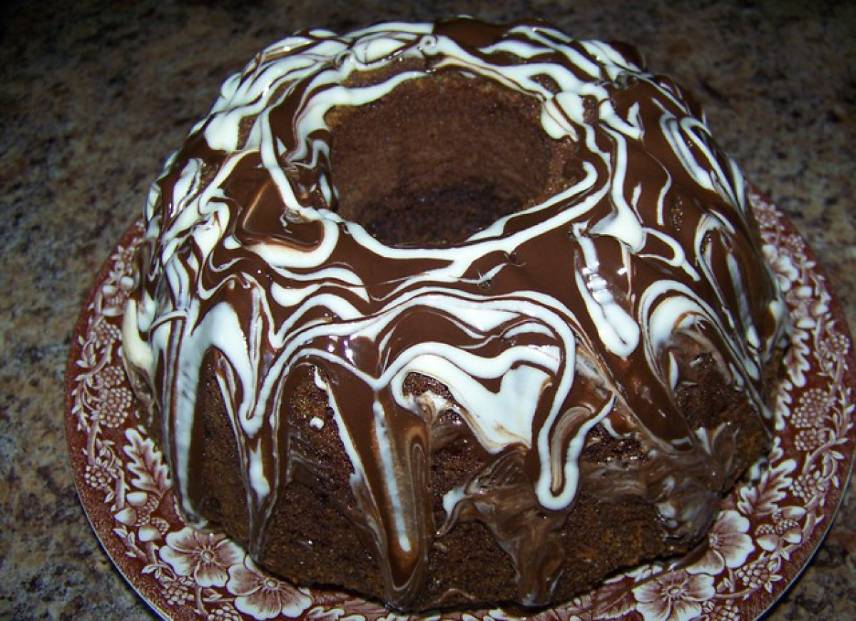 Szybka babka czekoladowa z kawałkami czekolady.