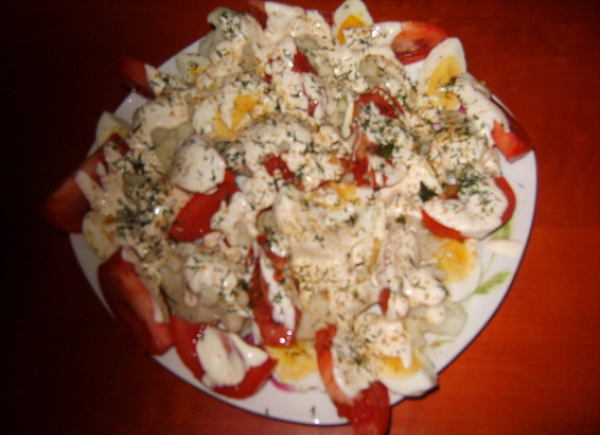 Sałatka z kalafiorem,pomidorem i jajkiem.