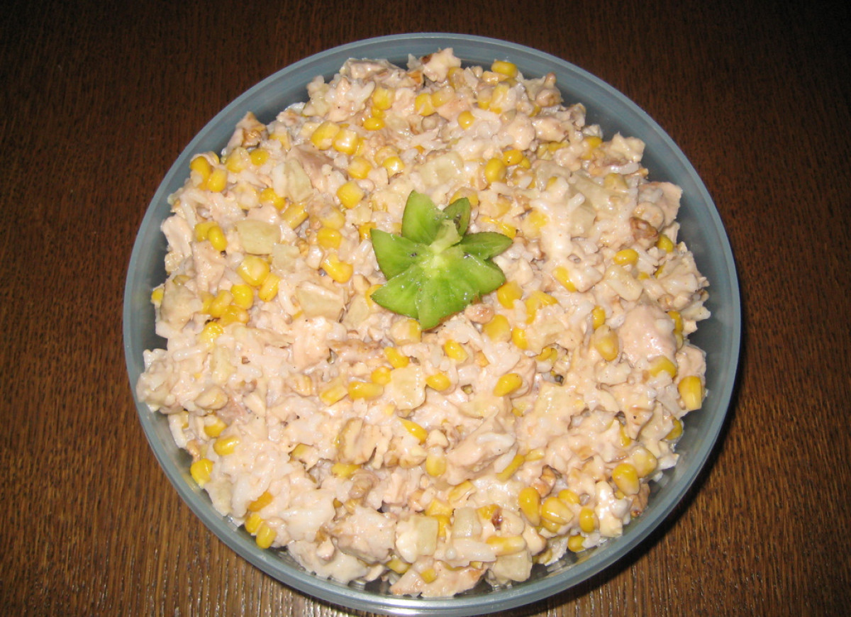 Salatka z kurczakiem i orzechami.