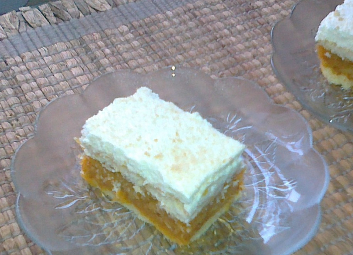 Biszkopt z jabłkami i bitą śmietaną