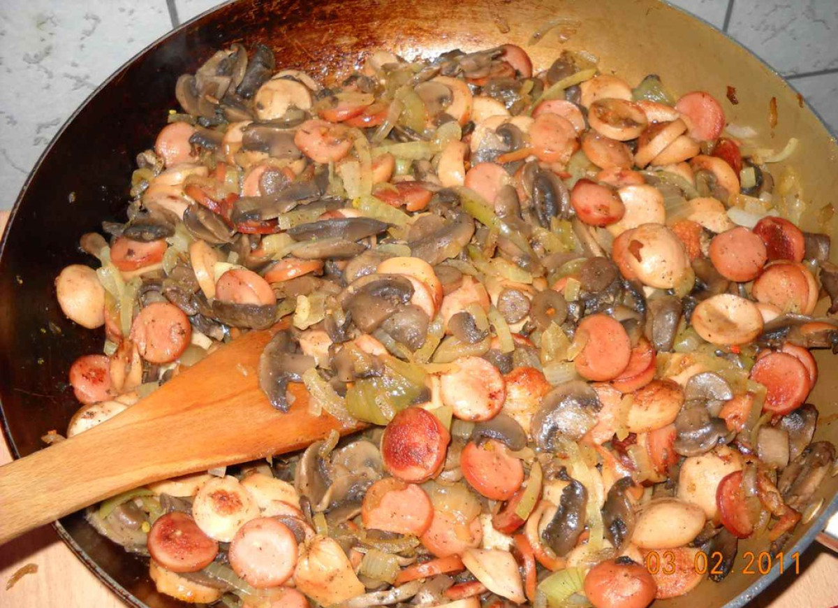 SZYBKI OBIAD Z PARÓWKAMI I PIECZARKAMI