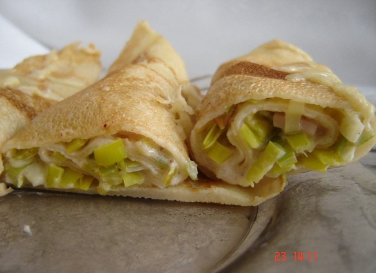 Zapiekane naleśniki z porem i szynką