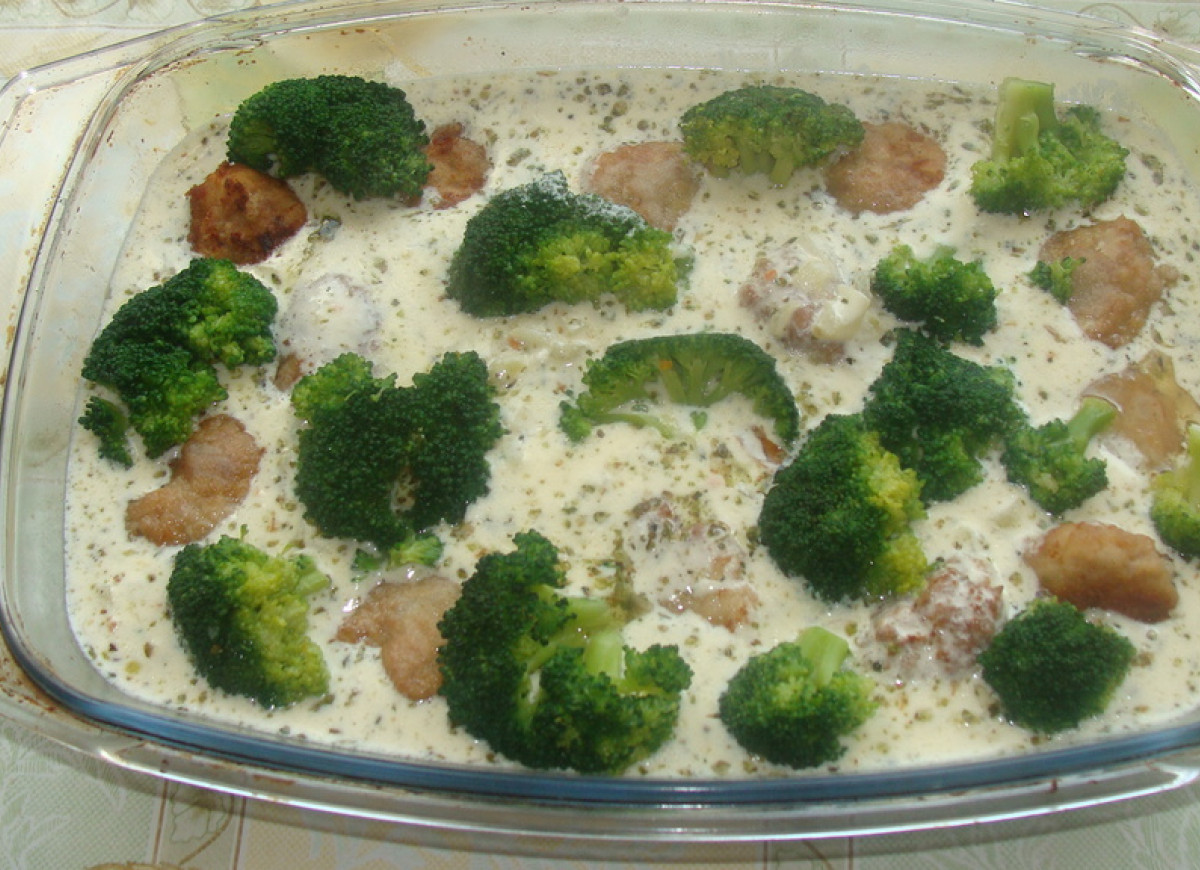Pulpety zapiekane w sosie śmietanowym z brokułami