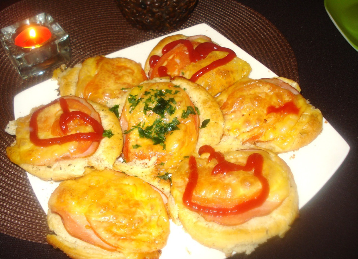 Bułeczki drożdżowe z masłem czosnkowym