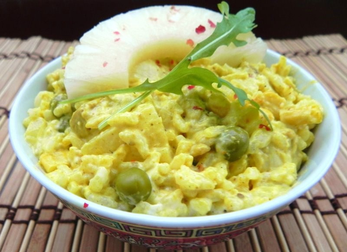 Żółta sałatka z indykiem curry, ryżem i ananasem
