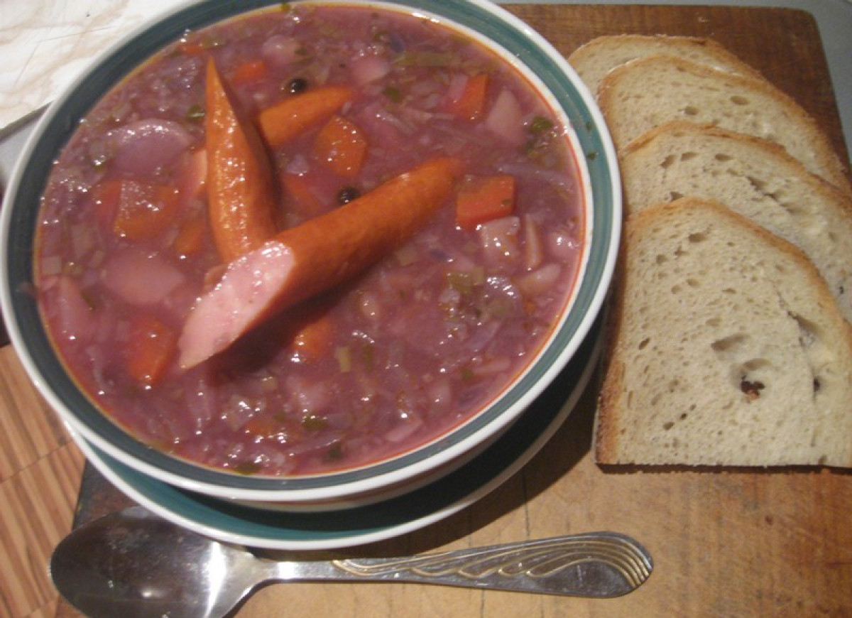 Zupa z czerwoną kapustą