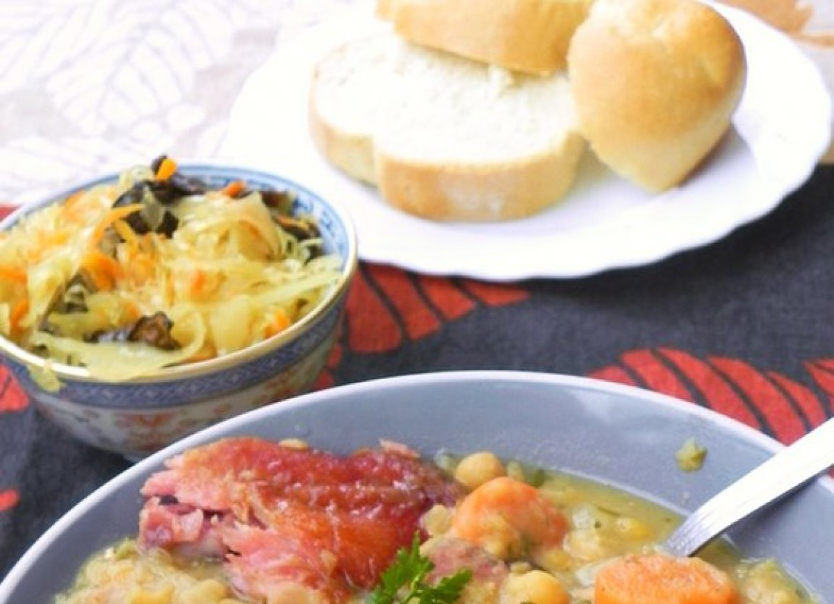 Grochówka świąteczna z kapustą na wędzonce