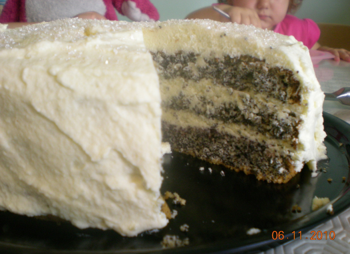 Tort makowy z kremem z bialej czekolady