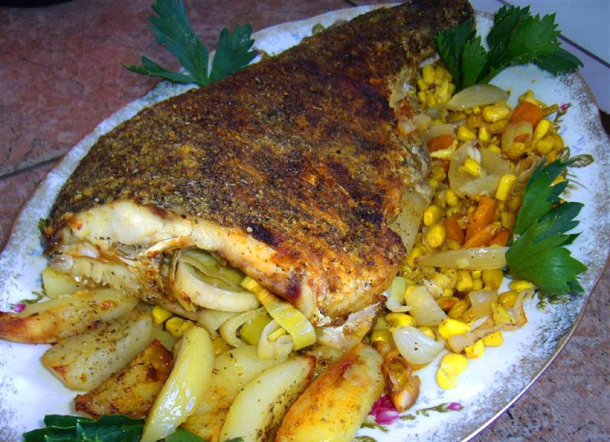 Leszcz pieczony z warzywami i ziołami