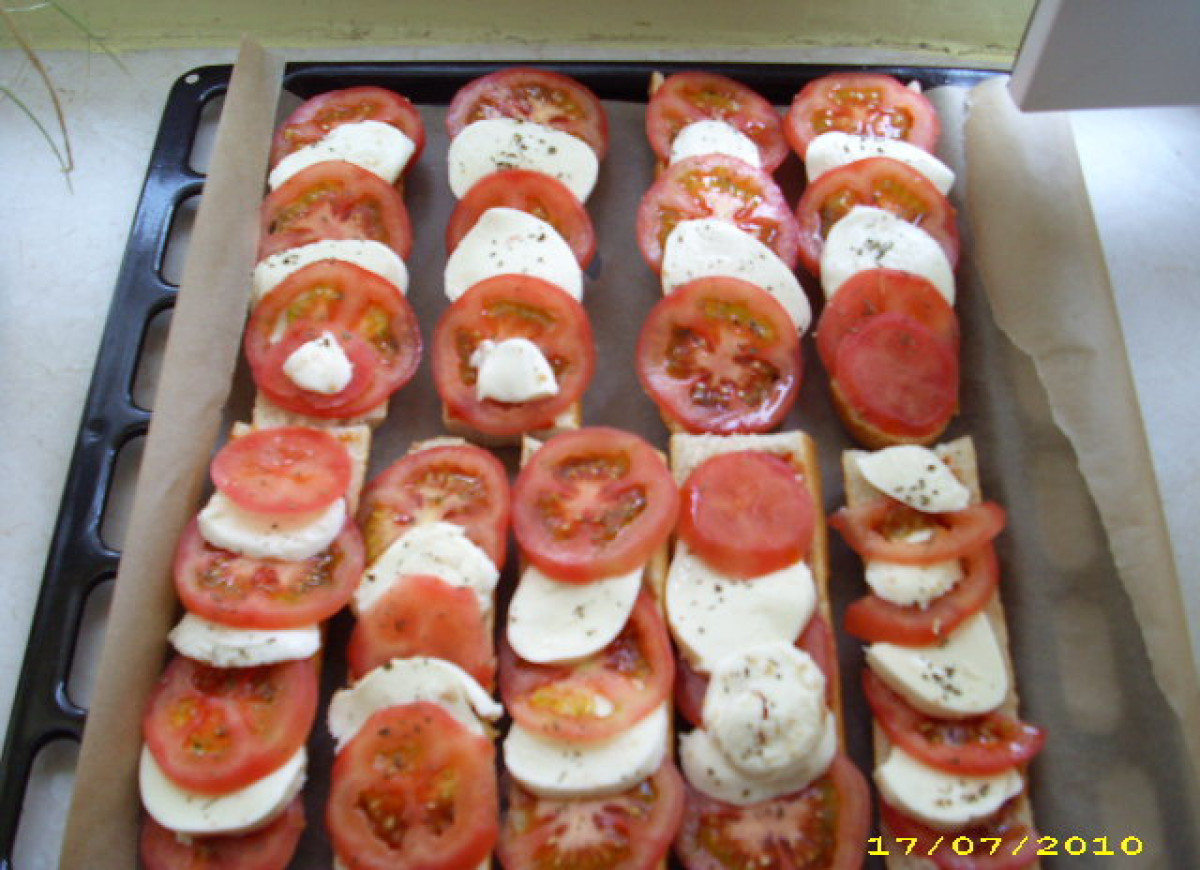 Bagietki z mozarellą i pomidorami
