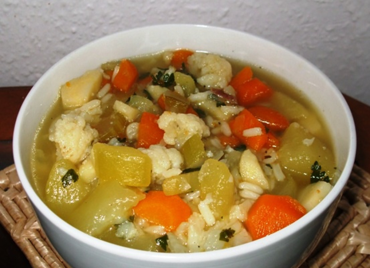 Wielowarzywna zupa z cukinia i ryzem