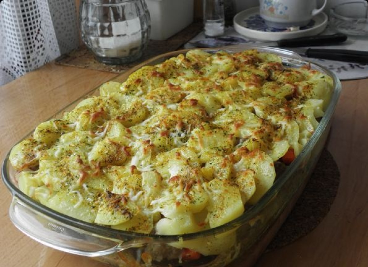 Zapiekanka ziemniaczana z klopsikami.