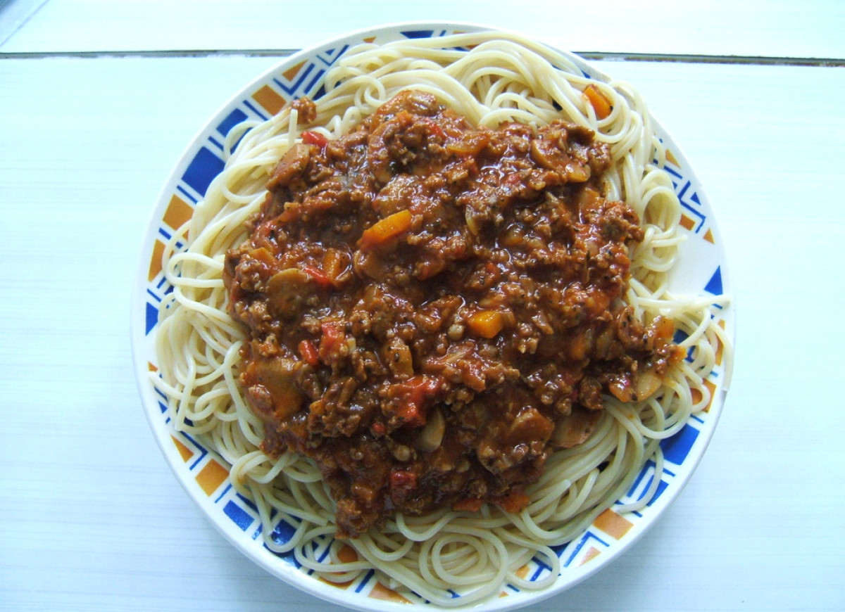 Spagetti z mięsem mielonym,pieczarkami i papryką