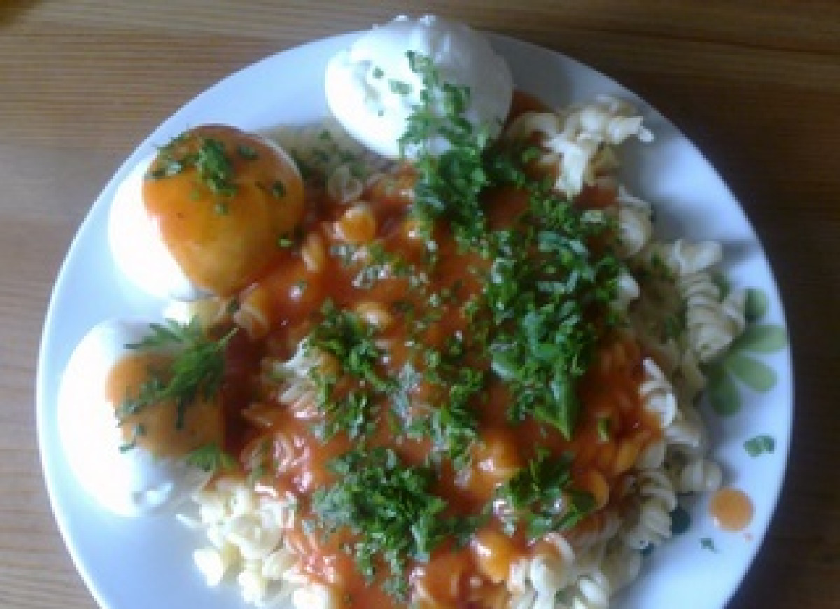 Sos pomidorowy z makaronem i jajkiem