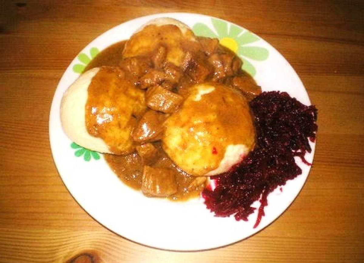 Gulasz + pyzy+buraczki= Super Obiad