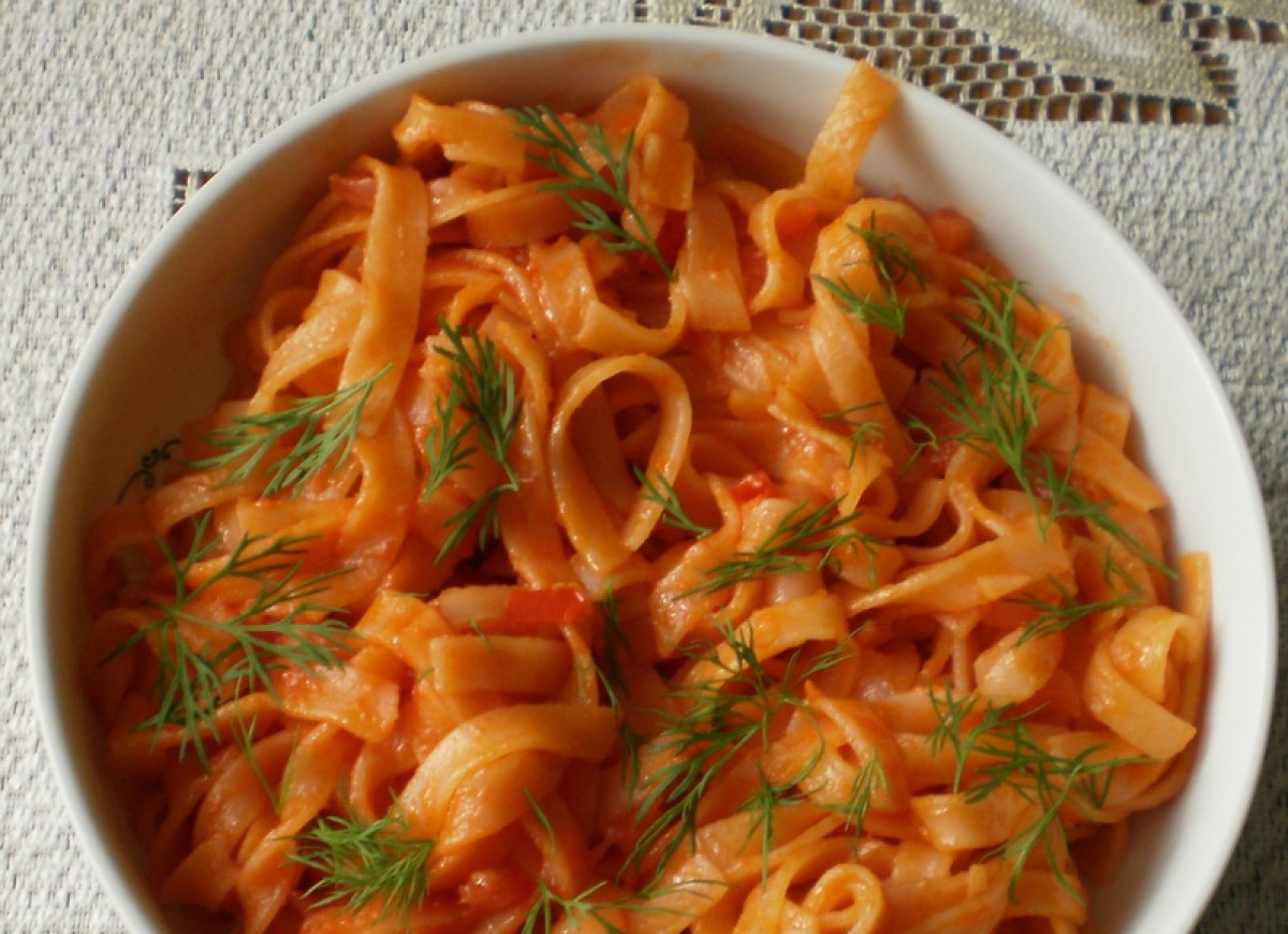 Czerwony ( pomidorowy ) makaron ryżowy :