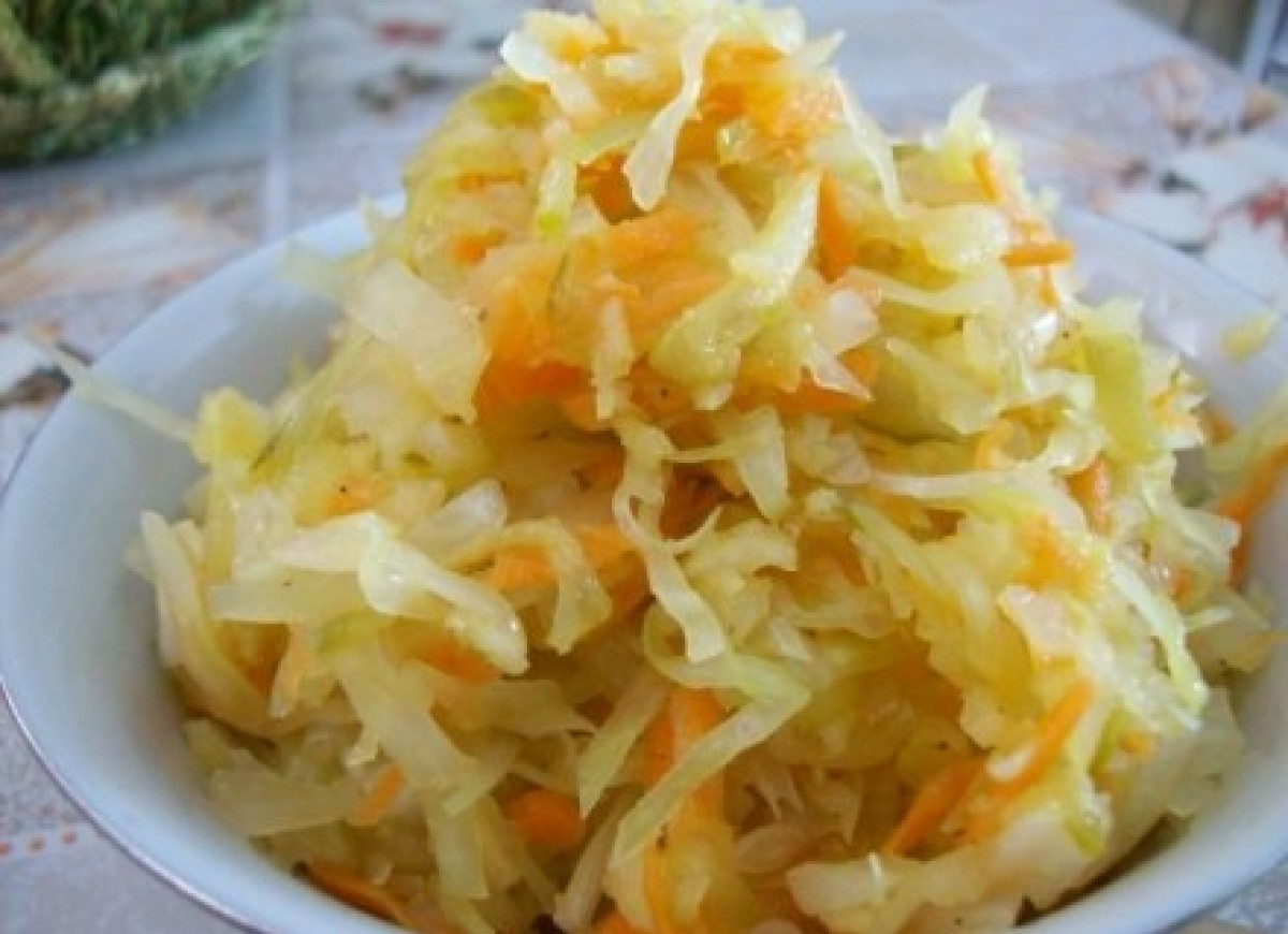 Surówka z białej kapusty i ogórkiem kiszonym