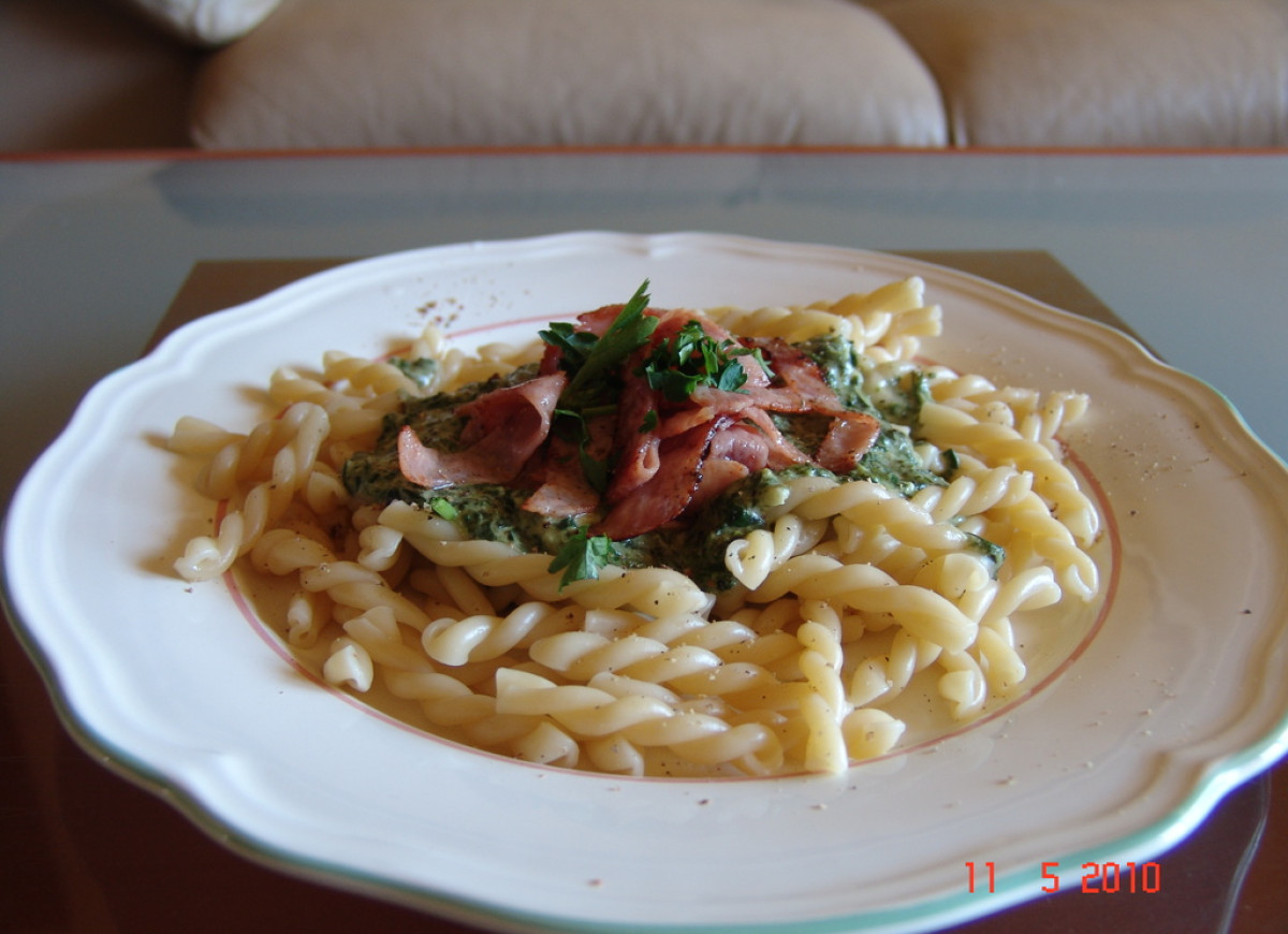 Makaron w aromatycznym sosie szpinakowym z odrobiną gorgonzoli i szynki
