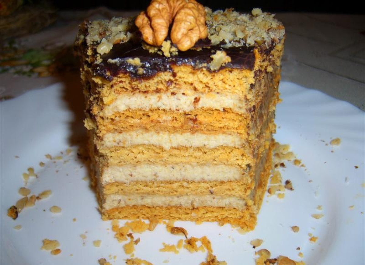 Torcik  miodowo - orzechowy