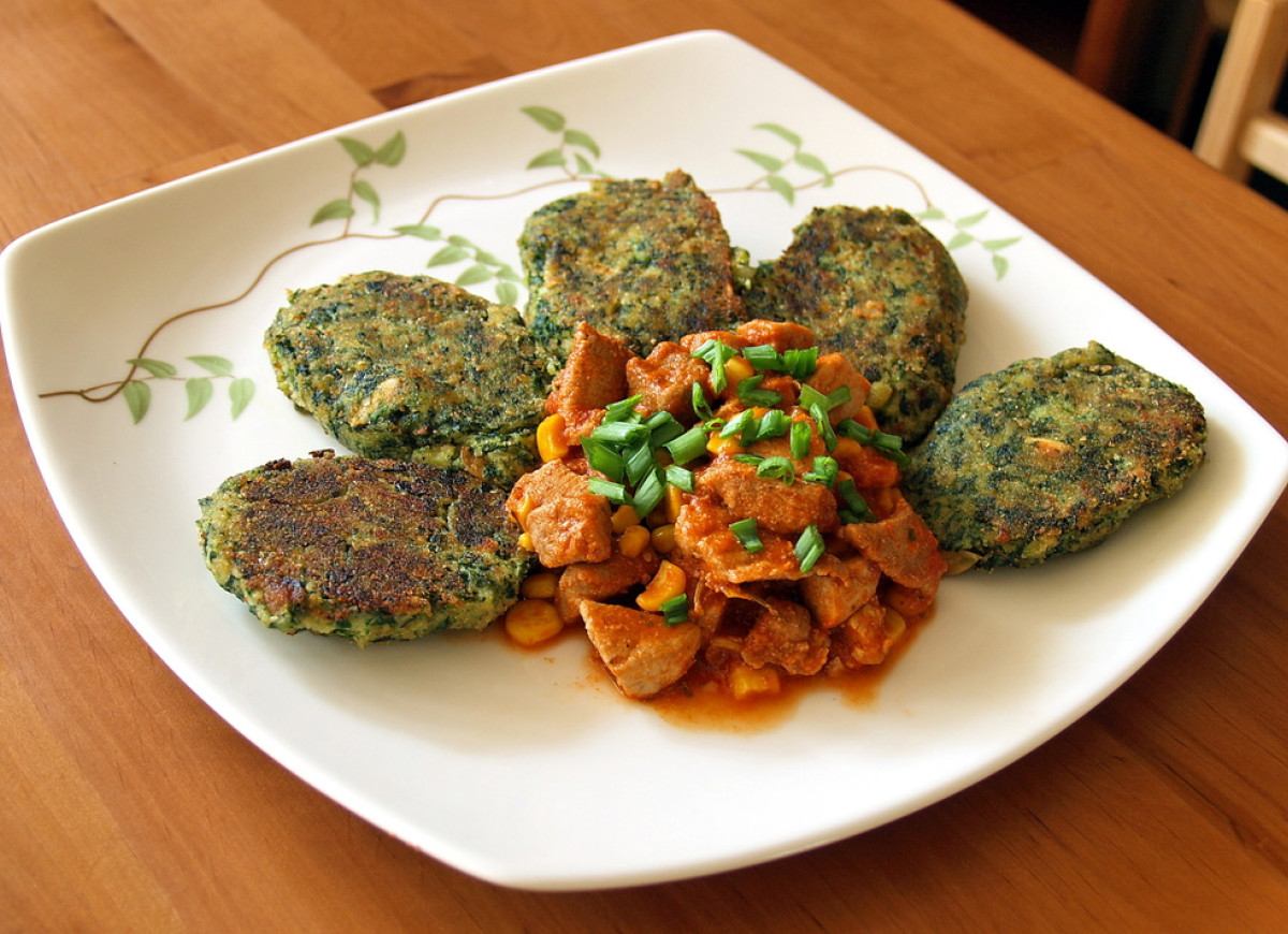 ziemniaczano-szpinakowe kotleciki z sosem