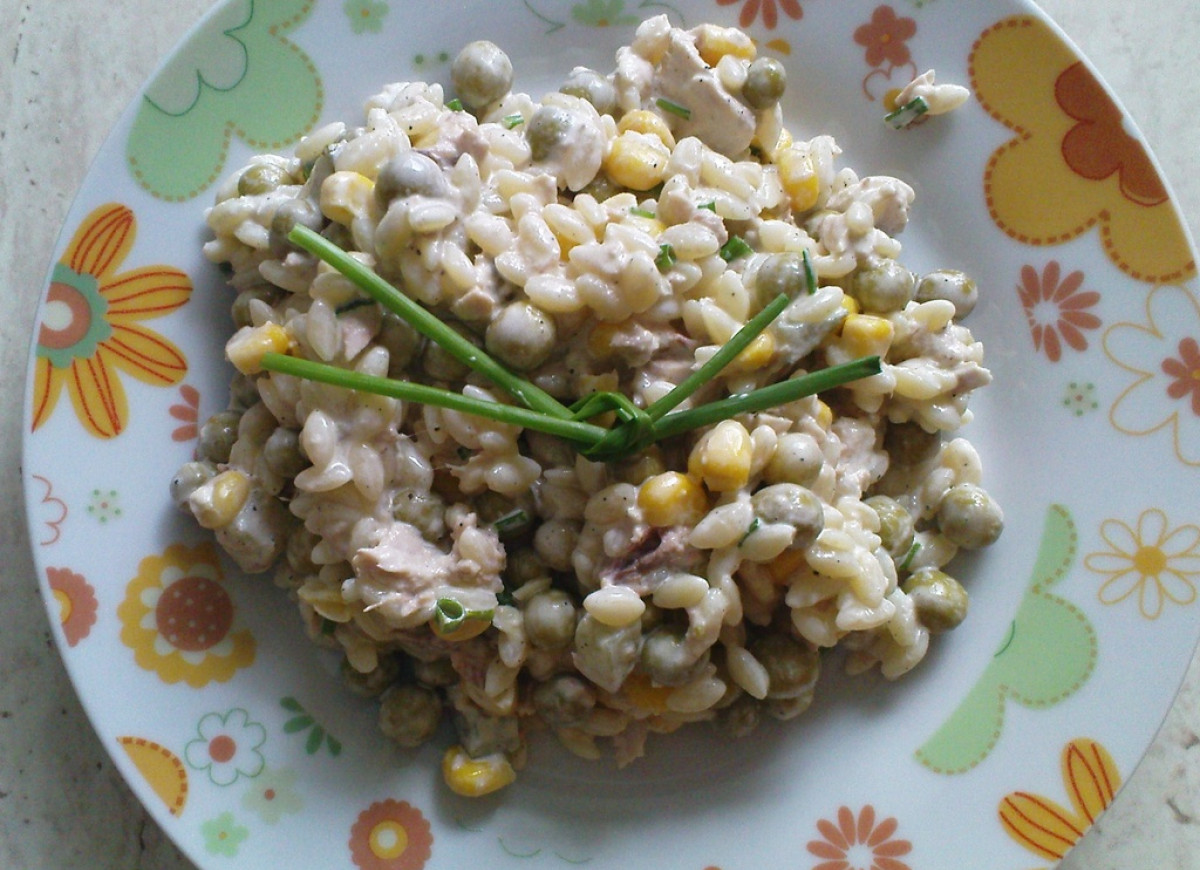 Sałatka z tuńczyka z  makaronem ryżowym