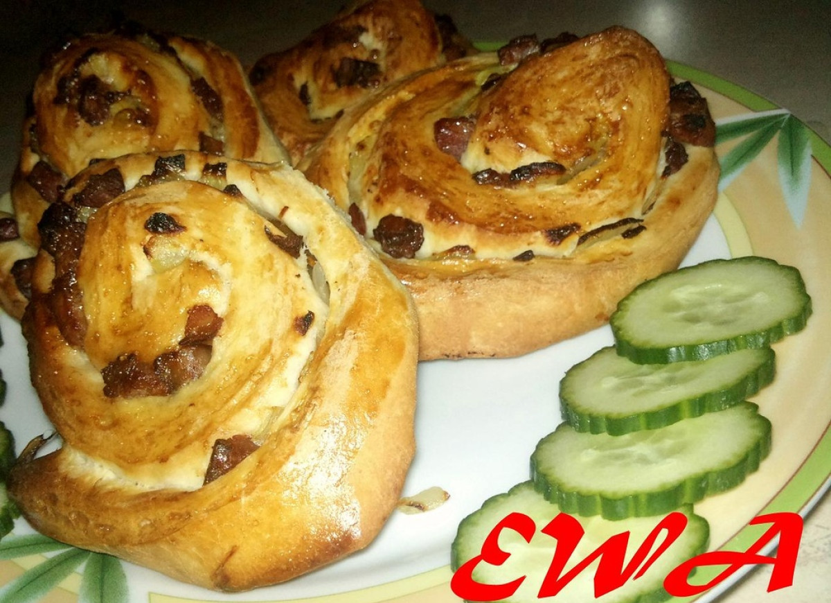 Drożdżowe roladki z boczkiem