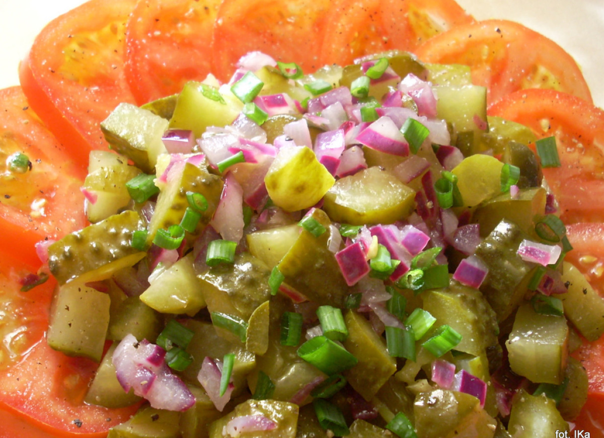 Sałatka z ogórków kiszonych i pomidorów