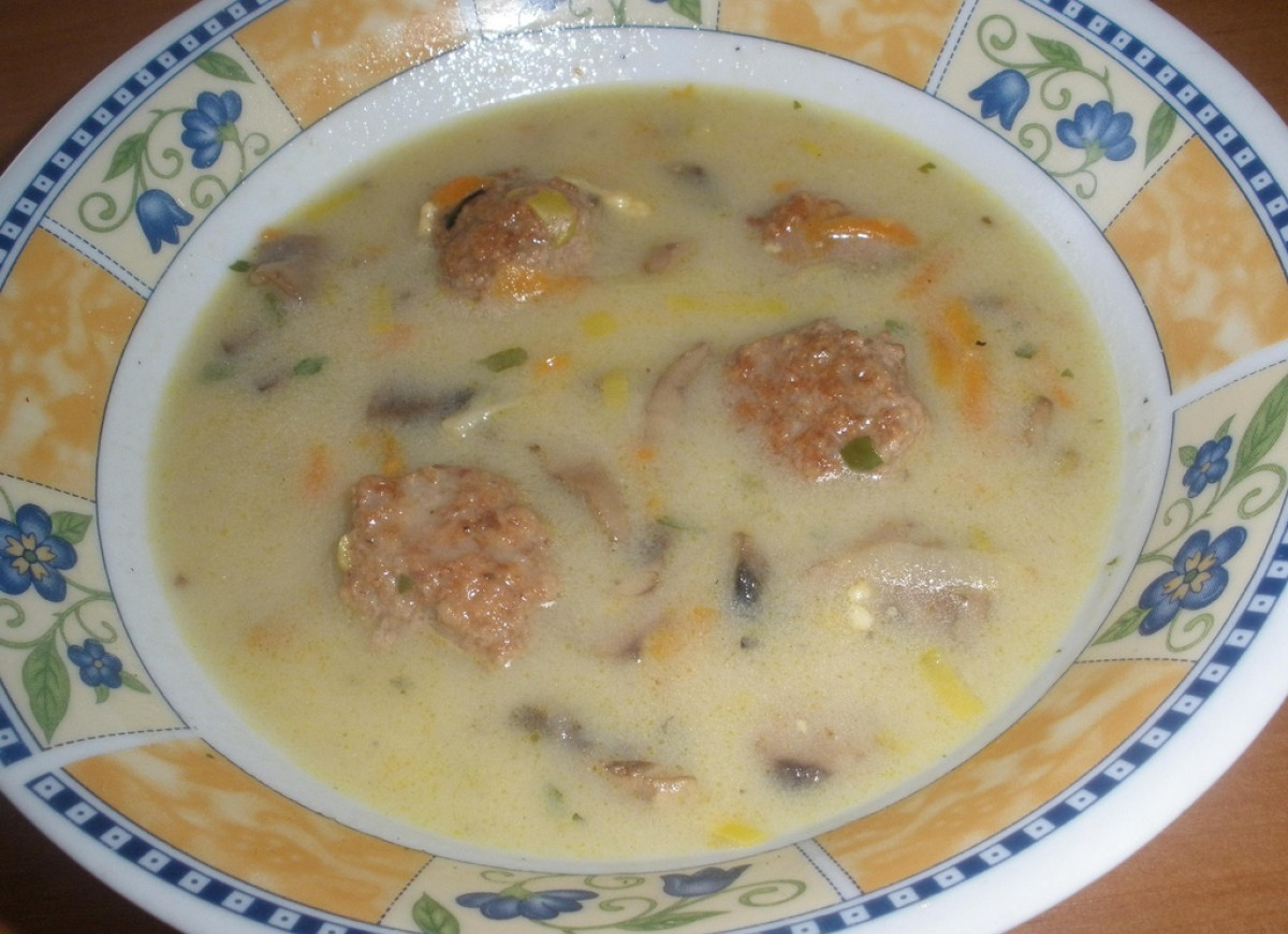 Zupa pieczarkowa z pulpetami