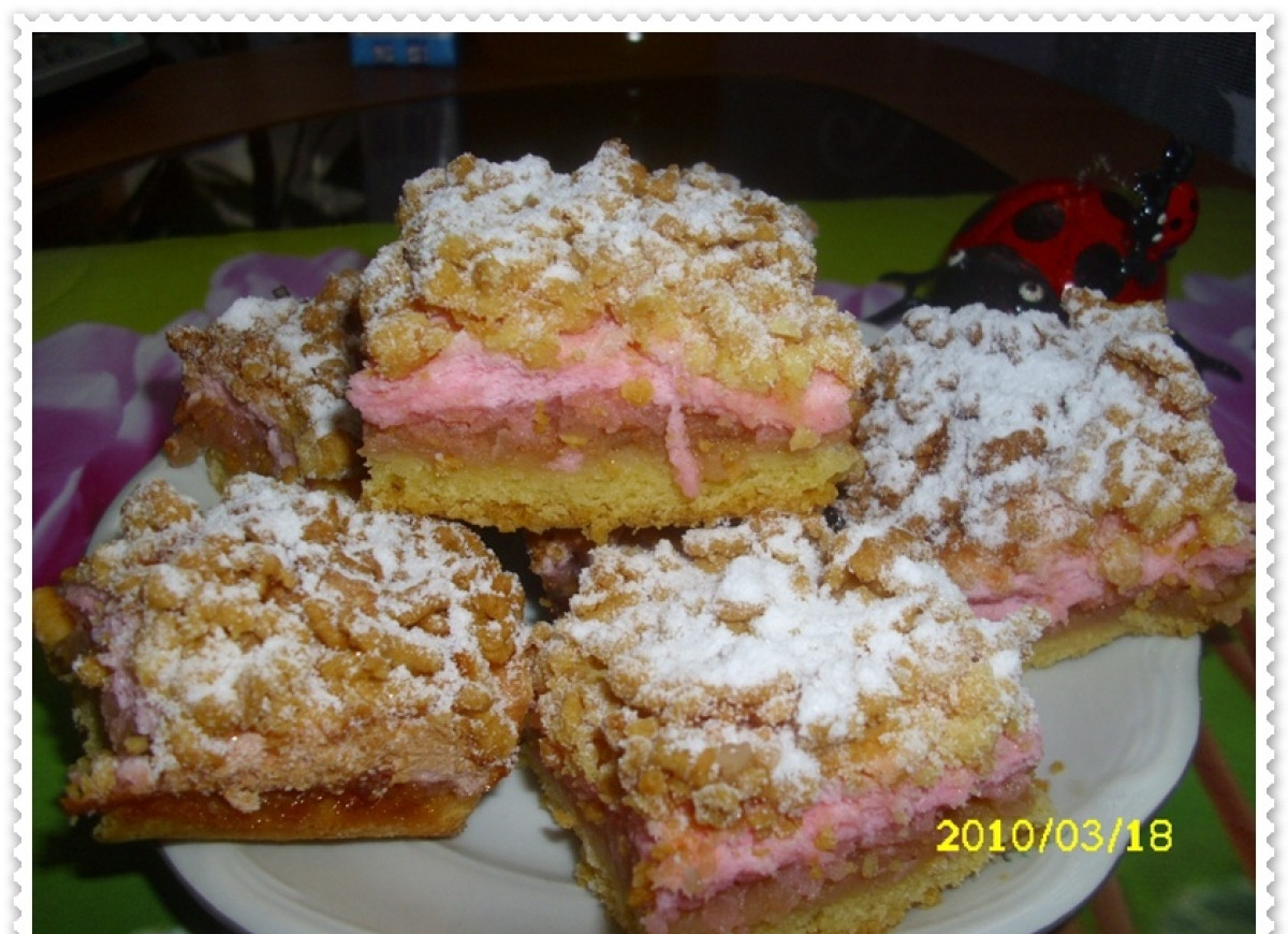 Ciastko z jabłkami i wiśniowym kisielem