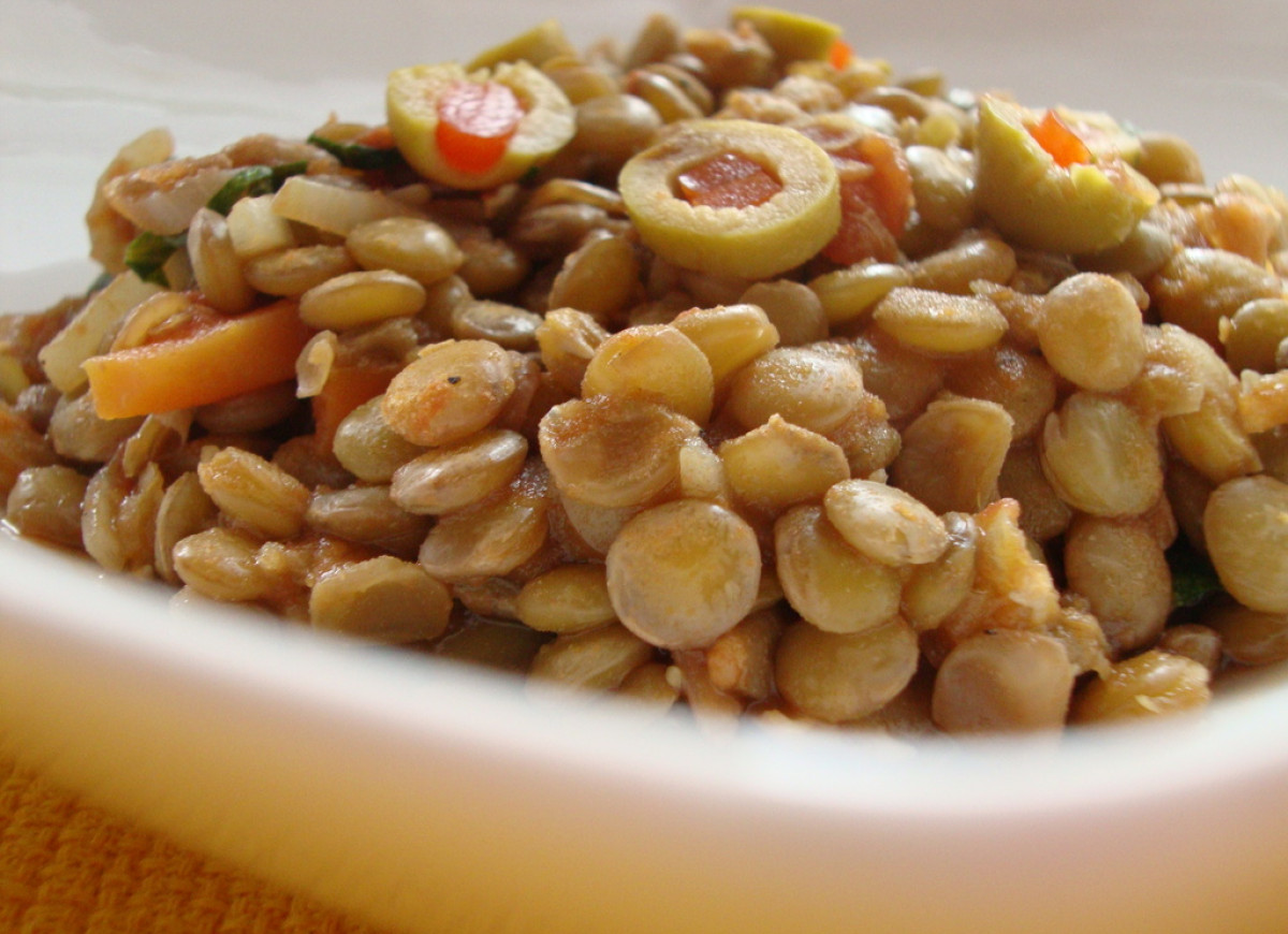 Zielona soczewica w pomidorach pelati