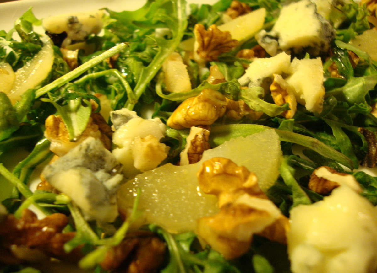 Miodowa sałatka z rukoli z gruszkami i serem gorgonzola