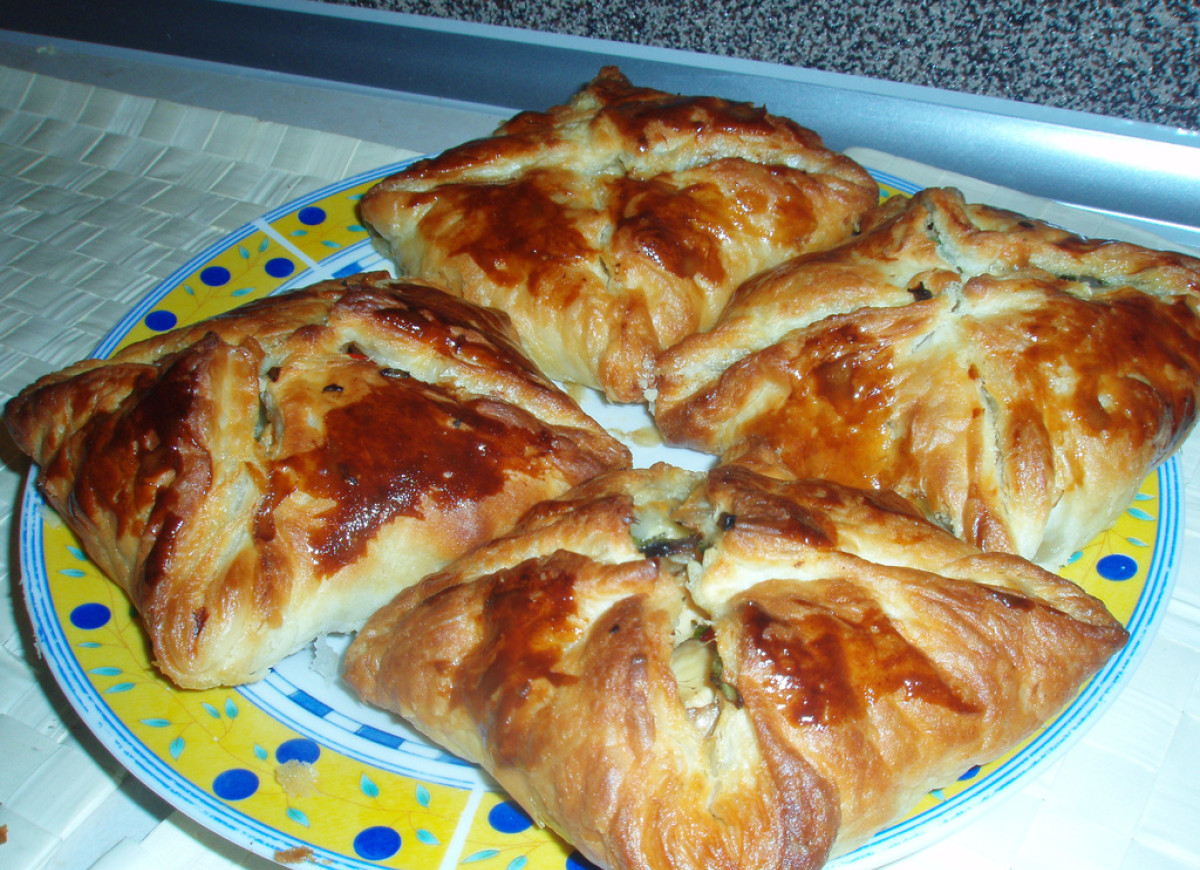 Kieszonki z ciasta francuskiego faszerowane