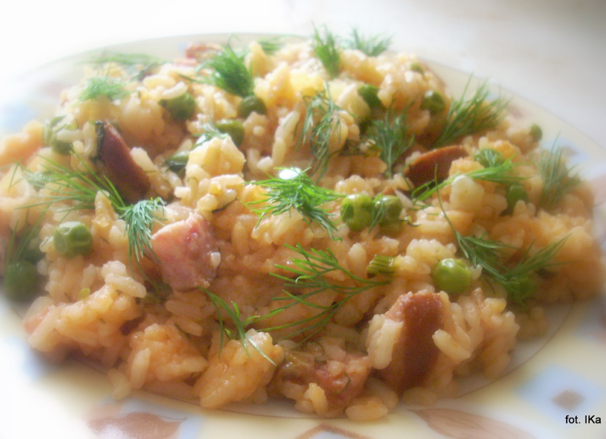 Ryż z kiełbasą i groszkiem
